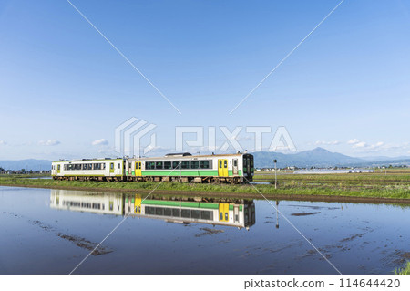 行駛在福島縣會津三里町磐梯山和會津盆地稻田中的只見線列車 114644420