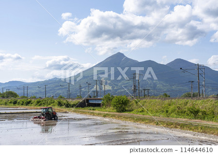 初夏，福島縣豬苗代鎮，拖拉機在豬苗代犁田 114644610
