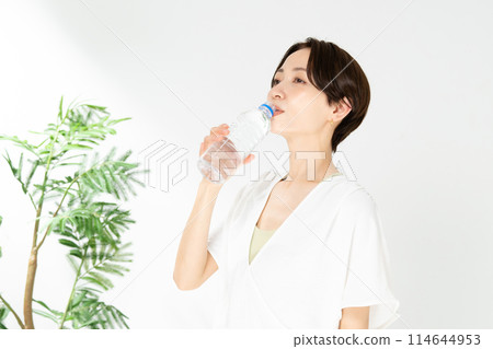 woman hydrating 114644953
