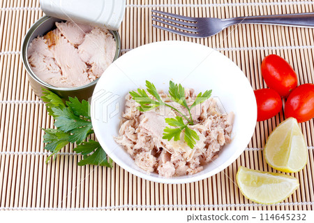canned tuna in ceramic bowl isolated on bamboo mat top view 114645232