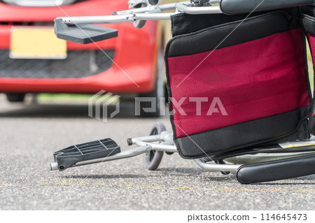 Light car and rolling wheelchair (traffic accident/parking lot) Light car and rolling wheelchair (traffic accident/parking lot) 114645473