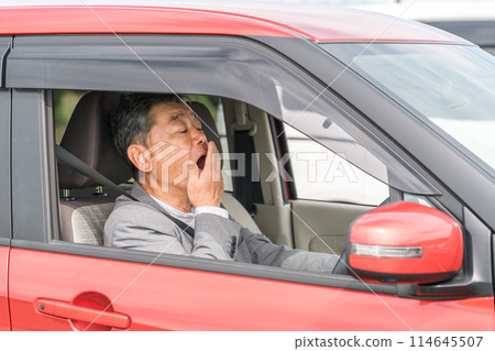開車時感到困倦和打哈欠的老年人和老年人 開車時感到困倦和打哈欠的老年人和老年人 114645507