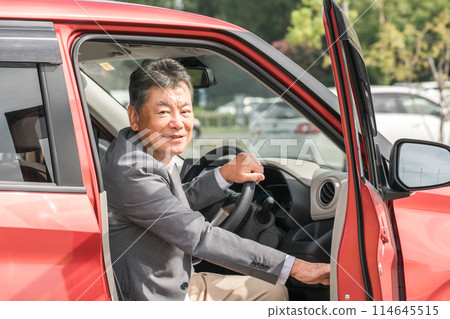 亞洲高級司機進出汽車的駕駛座 114645515