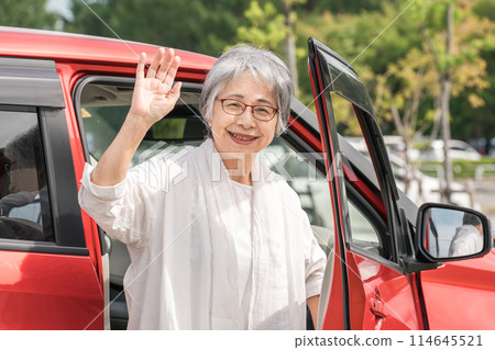 年長女司機下車揮手/問候 114645521