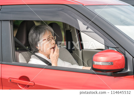 Elderly people and senior women who feel sleepy and yawn while driving a car 114645532