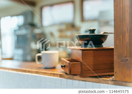 Coffee mills on the counter of cafes, coffee shops, coffee shops, and restaurants 114645575