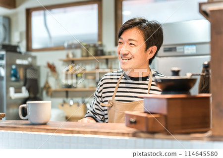在咖啡館、咖啡店和餐廳工作的中年亞洲男性（創業、創業、獨立、辭去受薪工作） 114645580