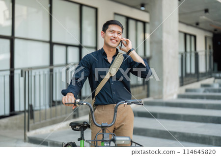 Businessmen ride bicycle to work to reduce carbon dioxide emissions and reduce global warming 114645820