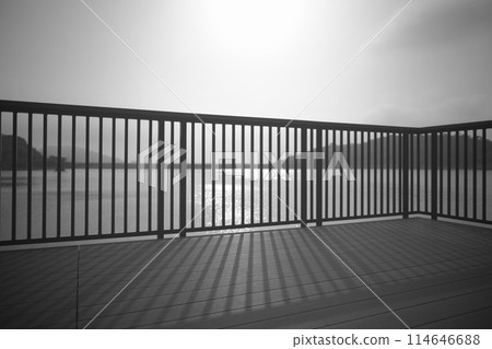 露台湖水邊光影單色 114646688