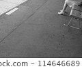 車站月台上坐著的人 114646689