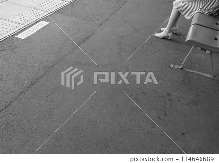 車站月台上坐著的人 車站月台上坐著的人 114646689