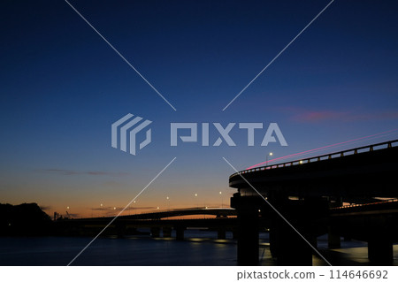 夜間高速公路燈 夜間高速公路燈 114646692