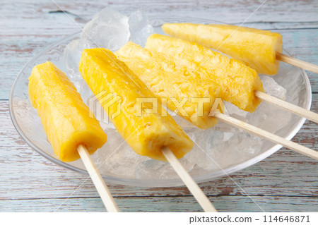 小吃攤上的冰鎮菠蘿 小吃攤上的冰鎮菠蘿 114646871