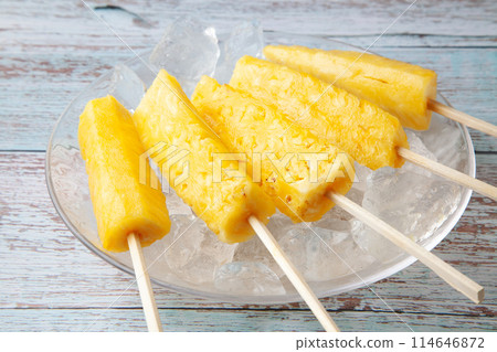 小吃攤上的冰鎮菠蘿 小吃攤上的冰鎮菠蘿 114646872