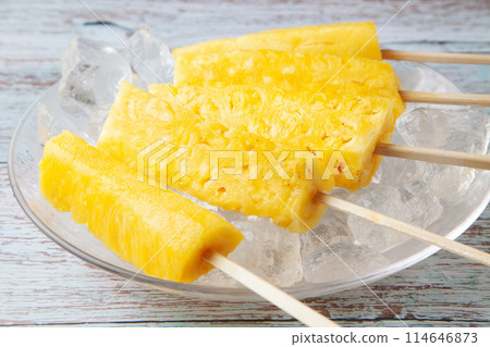 Chilled pineapple from a food stall 114646873