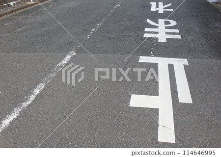 Road signs and markings to prevent traffic accidents 114646995
