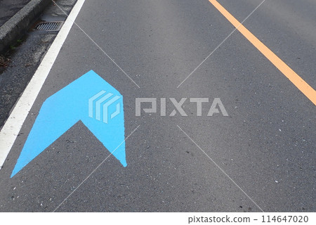 防止交通事故的道路標誌和道路標記 防止交通事故的道路標誌和道路標記 114647020