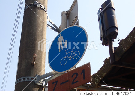 Road signs and markings to prevent traffic accidents Road signs and markings to prevent traffic accidents 114647024