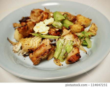 German sauteed potatoes and thick-sliced bacon, my wife's homemade cooking, dinner at home, a happy family German sauteed potatoes and thick-sliced bacon, my wife's homemade cooking, dinner at home, a happy family 114647231