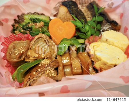 Lunch boxes for my mother, my wife's home-cooked meals, dinners enjoyed at home, a happy family Lunch boxes for my mother, my wife's home-cooked meals, dinners enjoyed at home, a happy family 114647615