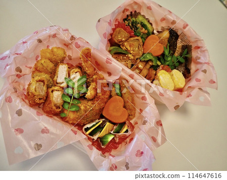 Lunch box with only the things I like, home-cooked meals by my wife, dinners to enjoy at home, a happy family 114647616