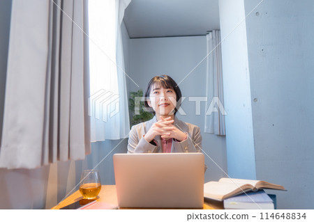 在家學習/遠距工作的女性/在電腦前微笑的女性 114648834