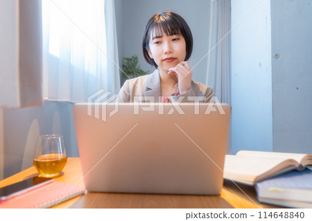 Studying at home/Woman working remotely/Woman resting her chin on her hand Studying at home/Woman working remotely/Woman resting her chin on her hand 114648840