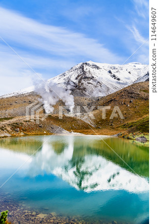 北海道旭岳~倒映在黃葉全身鏡池中的雪山峰~ 北海道旭岳~倒映在黃葉全身鏡池中的雪山峰~ 114649607