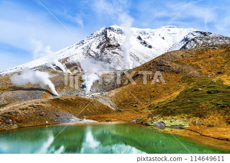 北海道旭岳~倒映在黃葉全身鏡池中的雪山峰~ 北海道旭岳~倒映在黃葉全身鏡池中的雪山峰~ 114649611