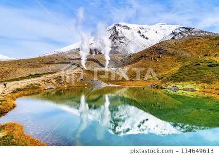 北海道旭岳～倒映在黃葉全身鏡池中的雪山峰～ 114649613