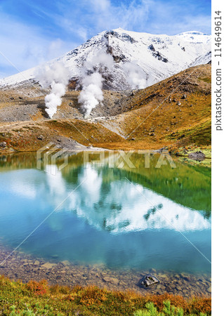 北海道旭岳~倒映在黃葉全身鏡池中的雪山峰~ 北海道旭岳~倒映在黃葉全身鏡池中的雪山峰~ 114649614