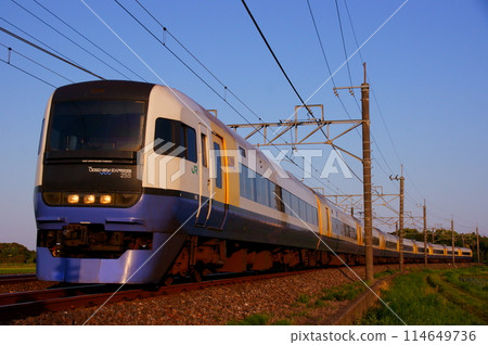 Boso Express Wakashio: A railway scene lit up by the early summer sunset 114649736