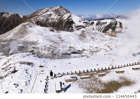 初冬時節，從円瑪台展望台上鳥瞰地獄谷和奧大日山 114650443