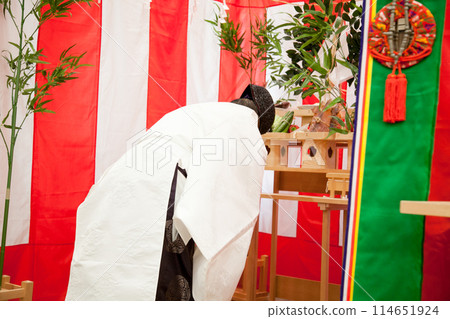 一位牧師正在為奠基儀式等日本儀式祈禱的照片 114651924