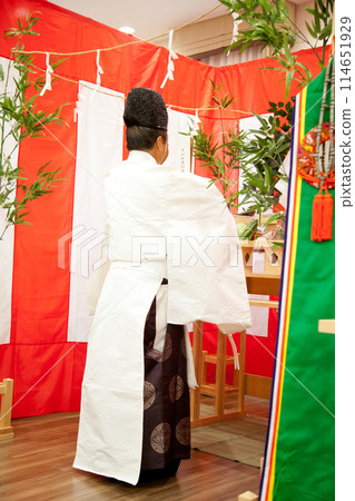 一位牧師正在為奠基儀式等日本儀式祈禱的照片 一位牧師正在為奠基儀式等日本儀式祈禱的照片 114651929