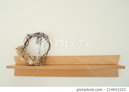 Wooden shelf hanging on the wall 114652281