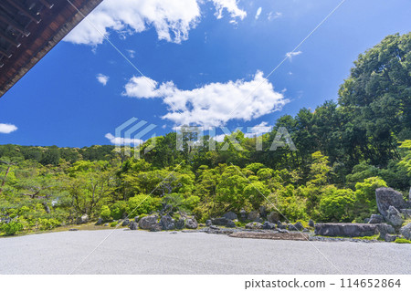 Kyoto Konchi-in Temple - The crane and turtle garden shines against the blue sky 114652864