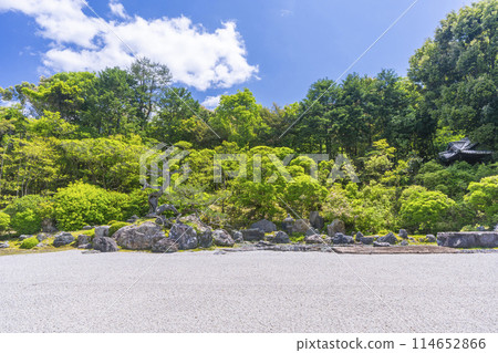 Kyoto Konchi-in Temple - The crane and turtle garden shines against the blue sky Kyoto Konchi-in Temple - The crane and turtle garden shines against the blue sky 114652866