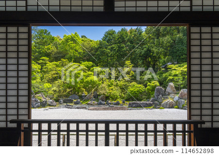 Kyoto Konchi-in Temple - Crane and Turtle Garden as seen from the Hojo 114652898