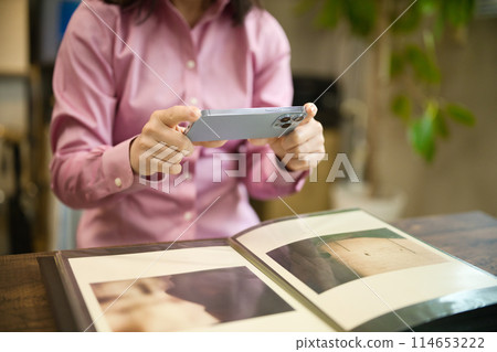 中年婦女用智慧型手機拍照 114653222