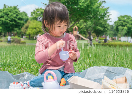 孩子們在野餐時曾玩玩具過家家 114653856