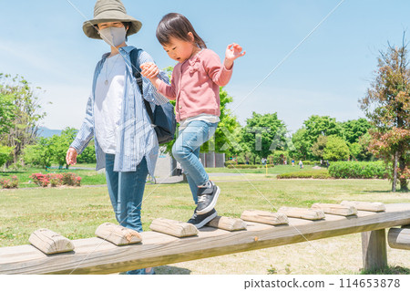 母親和公園遊樂設備、玩運動器材、女孩運動、父母和孩子 114653878