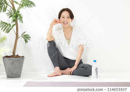 Women stretching 114653937