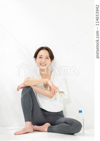 Women stretching Women stretching 114653942