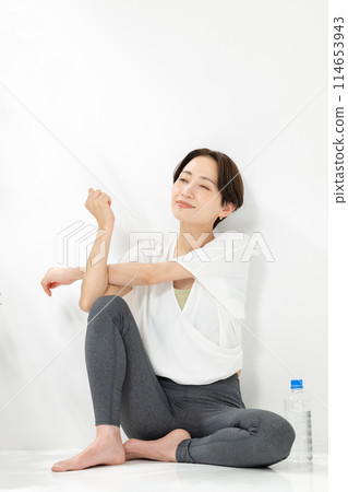 Women stretching Women stretching 114653943