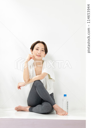 Women stretching 114653944