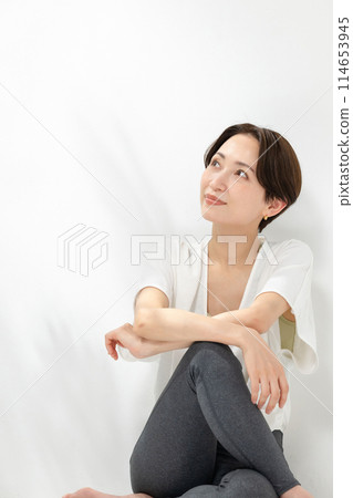 Women stretching 114653945