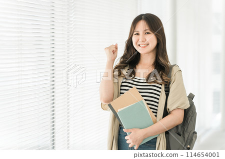 High school/university students in the hallway of a university/school (high school/student/cram school/preparatory school) 114654001