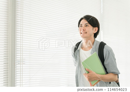 College students in university/school corridors (students, cram schools, prep schools) 114654023