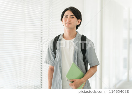 走在大學/學校走廊的亞洲大學生（學生、補習班、預科學校） 114654028